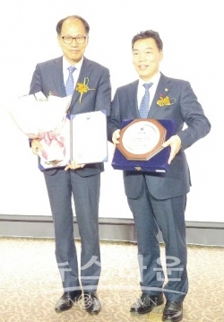 화성시가 12일 마을변호사 운영 모법 지자체로 법무부장관 표창을 받은 모습(사진은 황성태 화성시 부시장(왼쪽)과 김오수 법무부 차관)