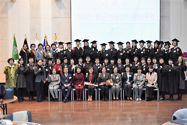 제2기 졸업생 33명과 내빈들을 초대한 자리에서 수료식 후 기념촬영.