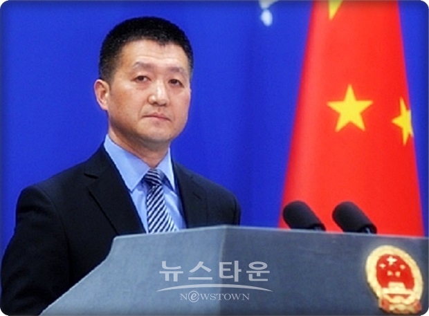 루캉(陸慷 : 륙강) 중국 외교부의 대변인은 이날 오후의 기자회견에서 두 명 모두 캐나다인으로, 휴직 중인 외교관 마이클·코브릭과 북한과의 사업 등을 하고 있는 마이클·스페이버(Michael Spavor)에 대해 "국가의 안전에 위해를 가한 혐의가 있다"며 신병을 구속하고 있는 것을 인정