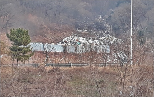 석실리 쓰레기 산이 경부고속도로에서 보인다.
