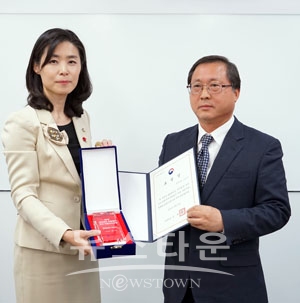 ‘2018년 자지법규 자율정비 우수 지방자치단체 표창 수여식’ (사진 왼쪽부터 김외숙 법제처장, 이경복 예산법무담당관)