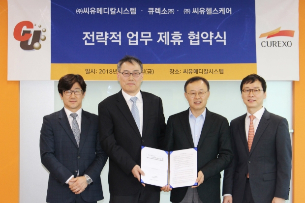 씨유헬스케어 업무 제휴 협약식 / 왼쪽부터 큐렉소 김성면 이사, 이재준 대표, 씨유메디칼 나학록 대표, 씨유헬스케어 이동훈 대표