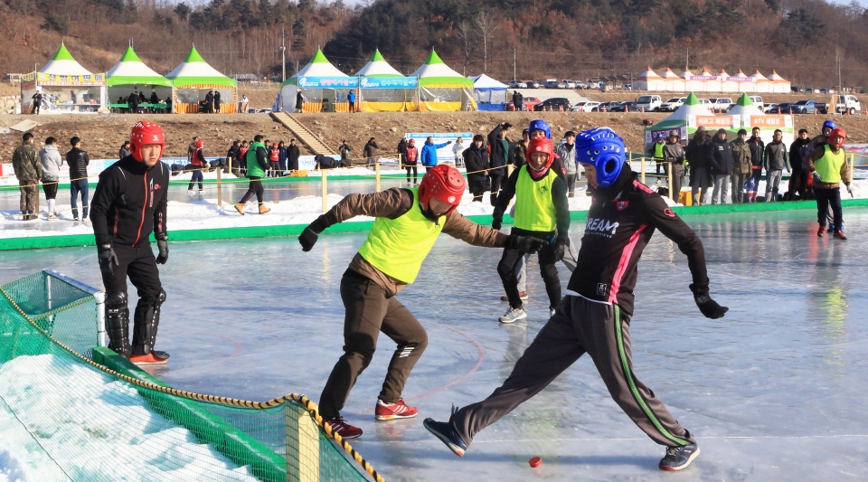 지난해 얼음축구경기장면