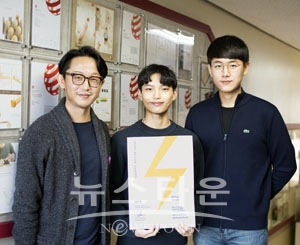 호서대 산업디자인전공이 미국 ‘2018 SPARK 디자인 어워드’에서 대상을 차지했다. (사진 왼쪽부터 지도교수 백정훈교수, 노상윤, 강성민 학생)