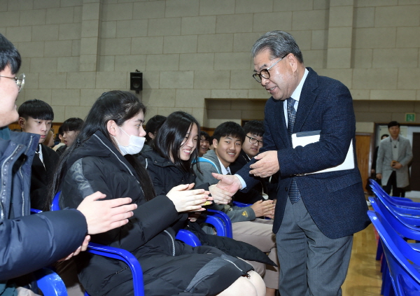 예당고 학생들과 악수를 나누는 이재정 교육감