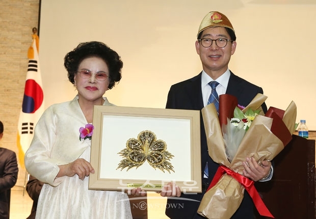 양승조 충남도지사가 지난 12월 18일 서울 공군회관에서 열린 ‘제27회 대한민국 무궁화 대상’에 참석해 행정 부문 대상을 수상했다.