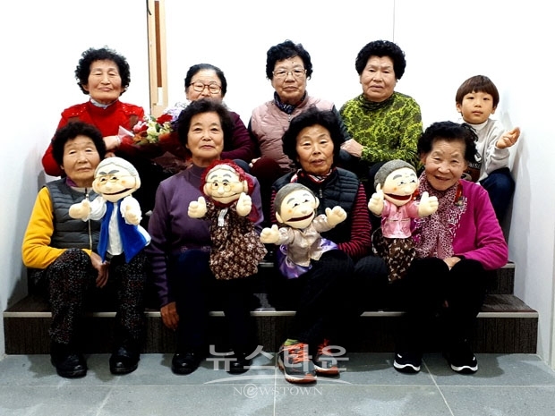 회춘유랑단 (사진 뒷줄 왼쪽부터 시계방향으로 정정례, 정월옥, 박정식, 이길자, 박건우, 심태진, 김경숙, 손간난, 성기용)
