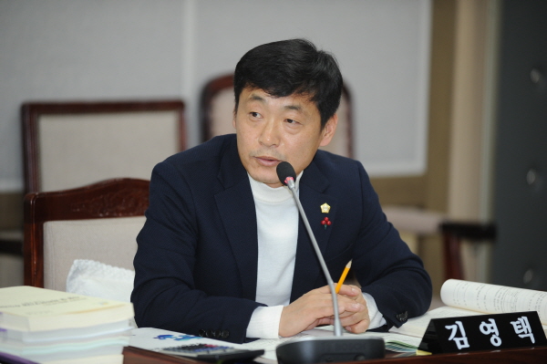 김영택 의원이 도시생태농업육성조례 일부개정조례안 대표발의하고 있다.