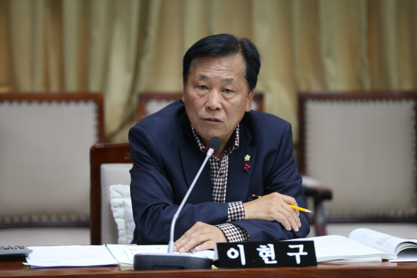 이현구 의원이 수원시 도시계획 조례 일부개정조례안 대표발의를 하고 있다.