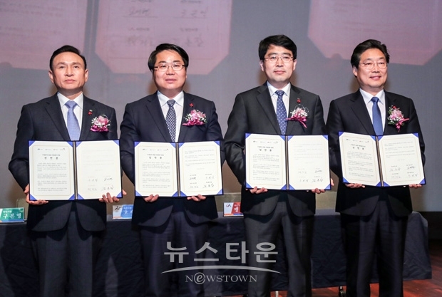 미세먼지 공동대응 선언(사진 왼쪽부터 천안시장 구본현, 아산시장 오세현, 서산시장 맹정호, 당진시장 김홍장)