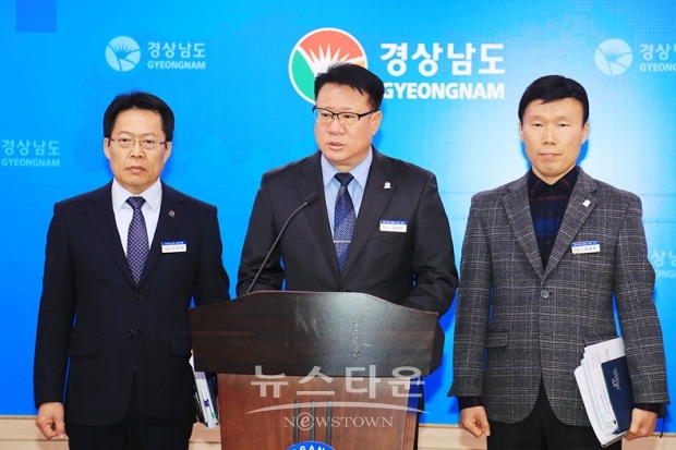 경상남도 소방본부 관계자가 브리핑을 하고 있다(사진-경남소방본부)