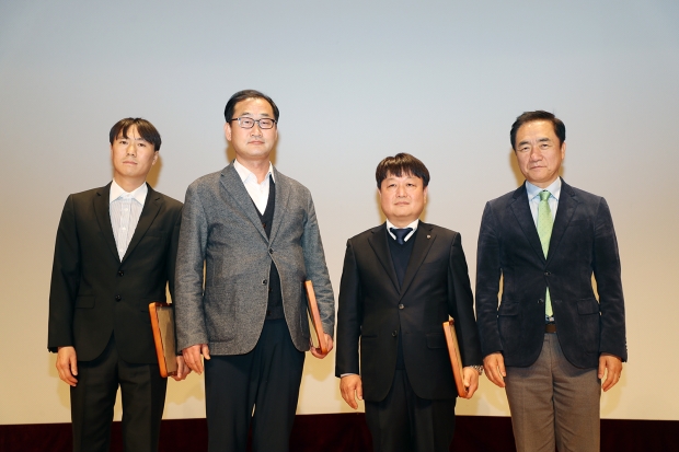 우수현장 표창 : 왼쪽부터 (주)서평종합건설 황광순소장, 현대건설(주) 김재길소장, (주)대우건설 주지현소장, 정장선 평택시장