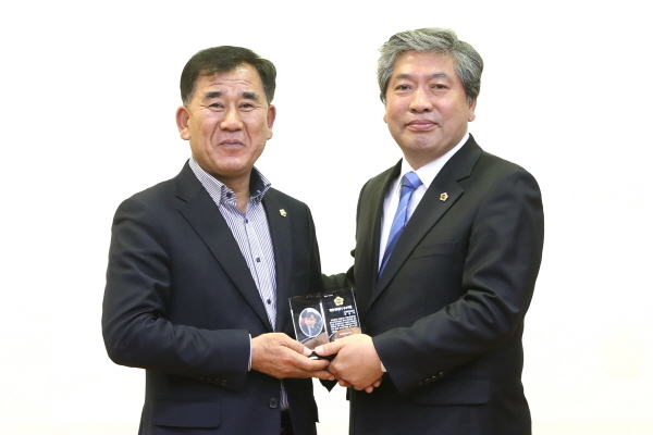 경기도의회 송한준 의장이 백승기 의원에게 행정사무감사 우수의원 인정패를 수여하고 있다.