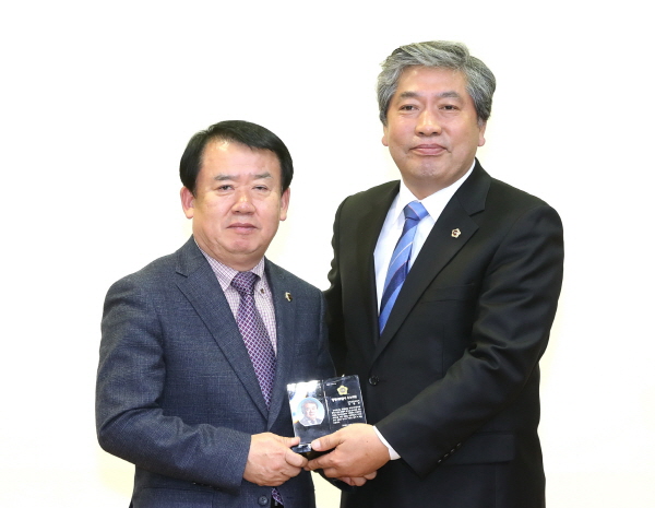 이필근 의원(왼쪽)이 행정사무감사 우수의원으로 선정되어 송한준 의장으로부터 인정패를 받고 있다.