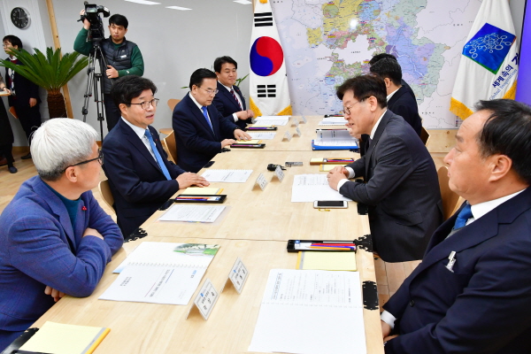 염태영 수원시장이 “경기도 소유 시설 관리권, 해당 시·군으로 이양해야 한다"고 이재명 지사에게
