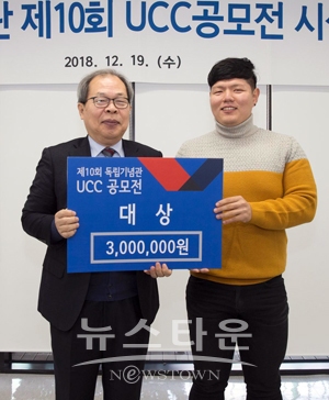 대상을 차지한 한국폴리텍대학 아산캠퍼스 방송영상과 나정채 학생(우측)