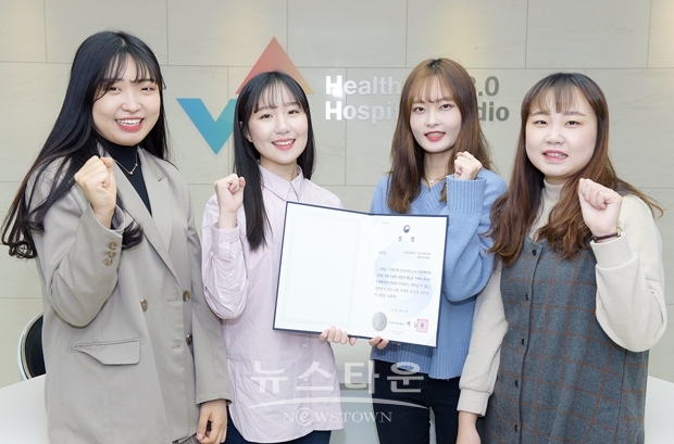 ‘2018년 우수 치매극복 선도단체’ 보건복지부장관상 ‘장려상’을 수상한 순천향대학교 치매극복봉사모임 노보(NOVO). 사진) 왼쪽부터 오민주(작업치료학과 4학년), 신선희(작업치료학과 3학년/ 동아리 회장), 김다빈(작업치료학과 2학년/ 동아리 부회장), 정혜지(작업치료학과 3학년)