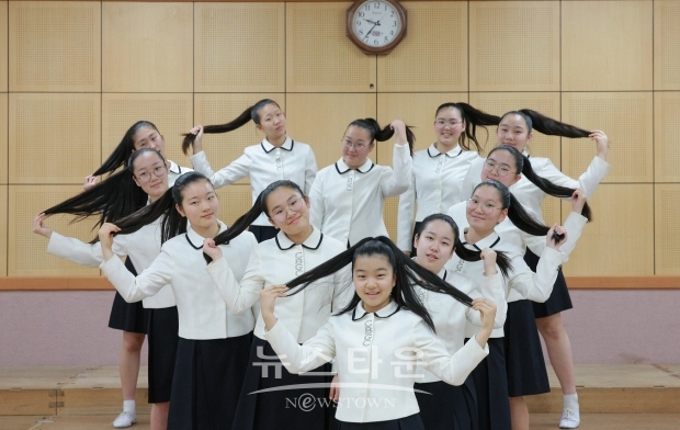 소아암 환자들을 위해 머리카락을 기부한 창원 소년소녀 합창단 졸업단원들(사진-창원시립 소년소녀합창단)