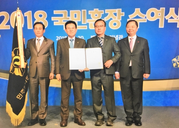 ▲ 사진 오른쪽 두번째가 남구협의회 구용호 회장. 왼쪽 첫 번째 박우익 간사 두번째가 평통중앙회 김덕용 의장 .