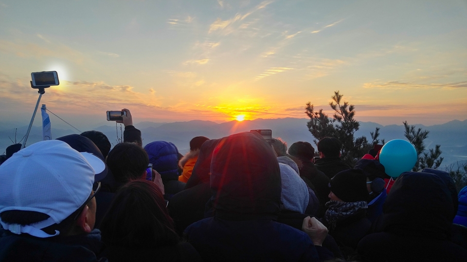 홍천 정명 새로운 천년의 첫 일출이 공작산과 운무산 위로 떠오르고 있다