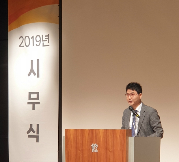 2일 오전 개최된 2019년 시무식 행사에서 전승호 대웅제약 사장이 신년사를 발표하고 있다. 전승호 사장은 2019년 경영 키워드로 ‘책임경영’을 강조하며, 구체적 경영 방침으로 ▲고객가치 향상 ▲글로벌 혁신 신약 개발의 가속화 ▲오픈 콜라보레이션을 통한 사업혁신 ▲학습과 소통을 통한 직원 성장을 제시했다.