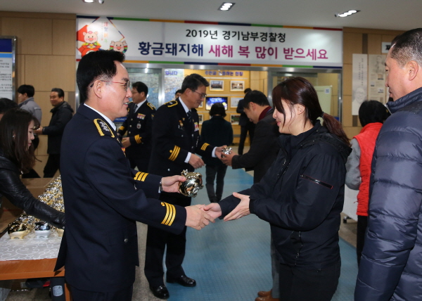 허경열 경기남부청장이 출근하는 직원들을 격려하고 있다.