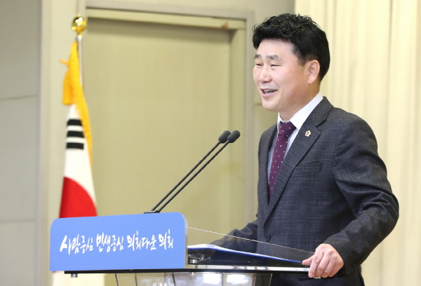김원기 부의장이 현충탑 참배 후 경기도의회사무처 시무식 참석하여