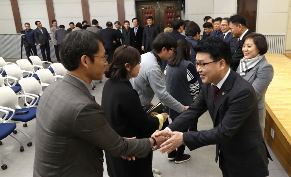 김원기 부의장이 경기도의회사무처 시무식에 참석하여 직원들과 악수를 나누고 있다.