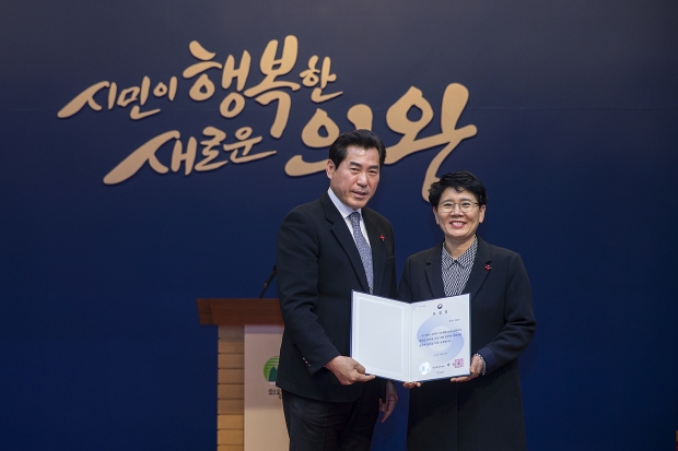 기초생활보장 우수지자체 선정 표창(오른쪽 이선주 희망복지과장)