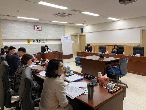 여가교위원회 정책연구용역 최종보고회를 진행하고 있다.