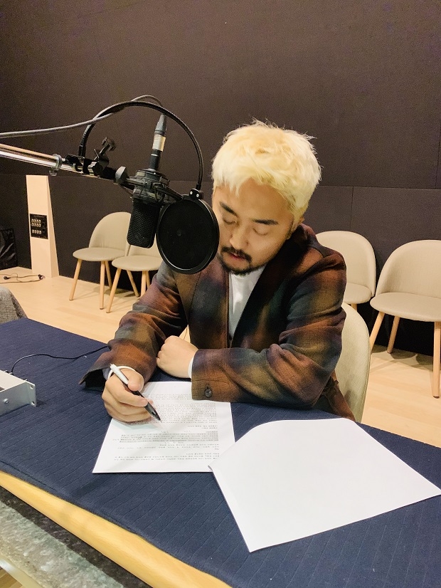 방송인 유병재의 블랙코미디 리딩북 녹음 현장 모습