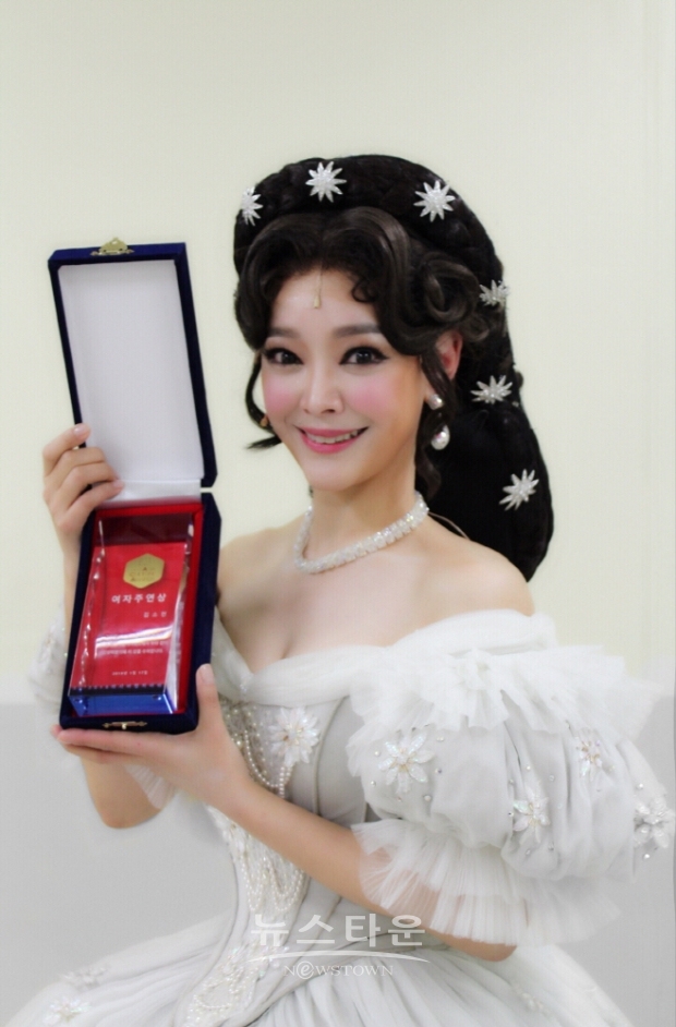 배우 김소현, ‘2018 아시아컬처어워드’서 뮤지컬 엘리자벳으로 여우 주연상 수상!