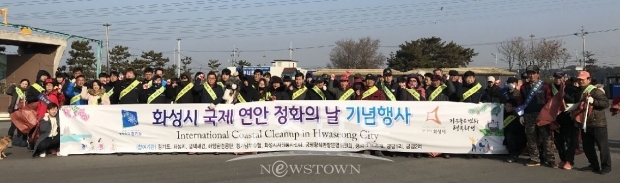 정화활동 후 기념촬영 모습