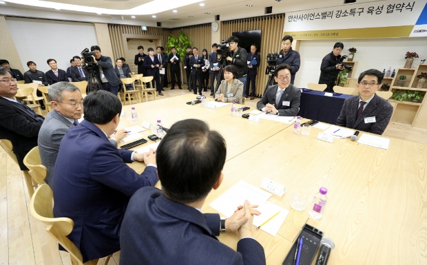 협약식에서 이재명 경기도지사가 환담을 나누고 있다.