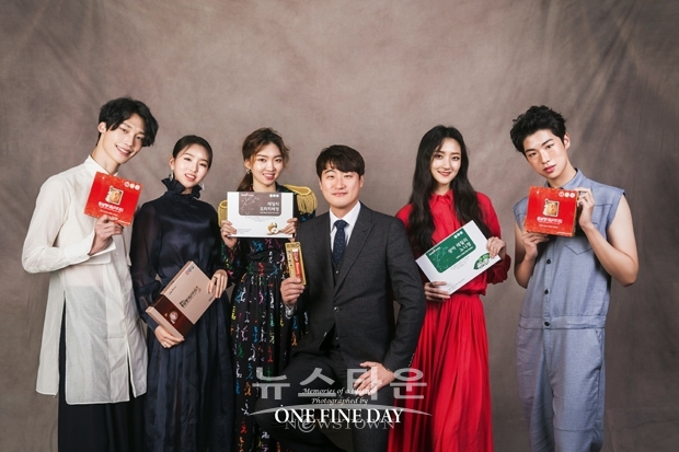 ‘THE LOOK OF THE YEAR’ 세계대회에 한국 대표모델로 출전한 황진호(만21세), 김성호(만19세), 박서영(만19세), 강나연(만18세), 김민채(만13세)가 이탈리아 본선에 진출했으며 모델 황진호가 1등에 입상하며 국제무대에 화려하게 데뷔했다.