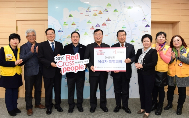 박덕순 화성시 부시장(왼쪽에서 다섯 번째) 대한적십자 경기도지사 김훈동 지사장(왼쪽에서 여섯 번째)