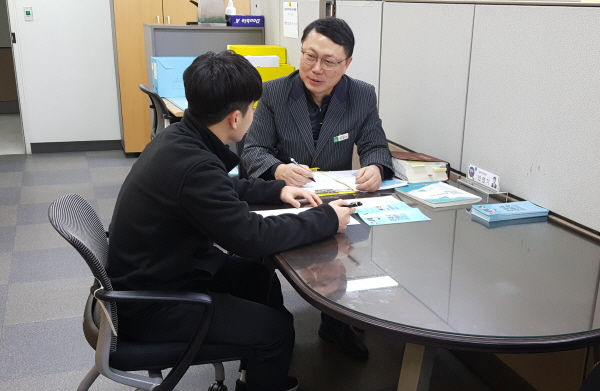 성남시 납세자보호관이 지방세 관련 민원인 고충 상담 중이다