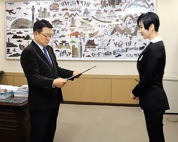 줌마크러쉬 오세아에게 인천광역시 홍보대사 위촉장을 수여하고 있다.