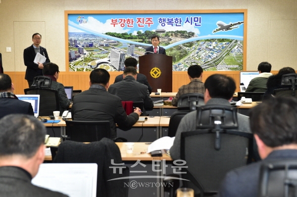 정재민 진주시 부시장이 시내버스 파업과 관련하여 기자 간담회를 하고 있다.