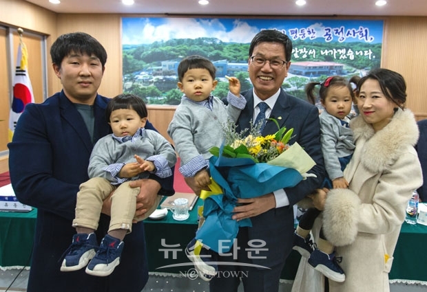 청양 목면순방 때 세쌍둥이의 환영 꽃다발을 받은 김돈곤 청양군수