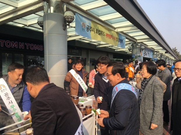​지난 12일 정안알밤휴게소에서 열린 로컬푸드 새해맞이 시식 및 홍보판촉 행사​