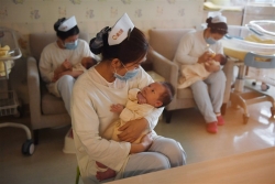 중국 인구가 감소하면서 고속 경제성장 시대가 끝날 것이라는 분석이 제기됐다.