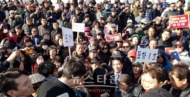 국회의사당 앞 김진태 의원이 당대표 출정식을 하고 지지자들에게 감싸여 있다.