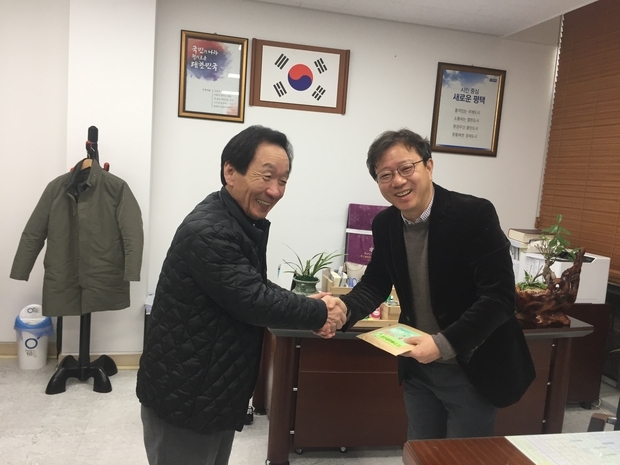 왼쪽 공광식 송탄새마을금고 이사장, 오른쪽 송수강 지산동장