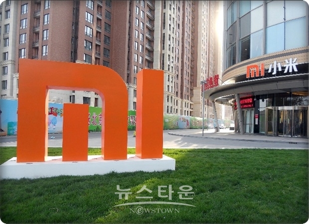 2위 자리로 밀려난 삼성전자는 지난해 점유율 24%로 2017년 점유율과 같은 수준이지만 샤오미가 치고 올라왔다. 이어 2위 삼성전자 뒤를 비보 10%, 오포 8% 등 중국 업체가 3, 4위를 차지하는 기염을 토했다.