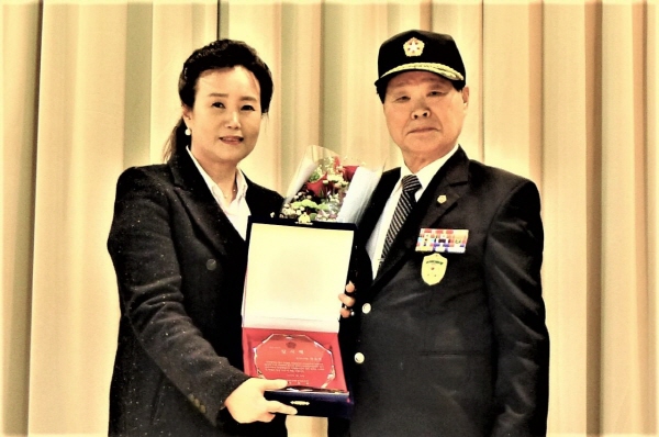 대한민국 6.25 참전유공자회 경기군포시지회 감사패 수상(사진왼쪽) 정윤경 의원