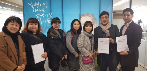 최만식 도의원(오른쪽 2번째)이 남한산성 세계유산센터 장애인 화장실 관련 간담회를 마치고 참석한 학부모들과 기념촬영