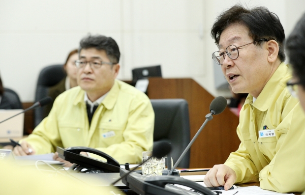 경기도청 재난상황실에서 열린 시군영상회의에서 회의를 주재하는 이재명 지사