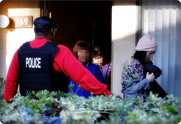 특히 입국 심사가 느슨한 하와이를 경유해 입국하라고 지시하고, 부유층 관광객으로 믿게 하기 위해 트럼프 미국 대통령의 이름(트럼프)을 딴 하와이 고급 호텔을 체류지로 신고할 것을 권했다고 한다.