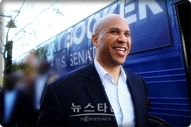 미 정치권에서 나오고 있는 하마평으로만 보면 유력 후보 가운데 한 명일 것이라는 평가이다. 오바마 전 대통령에 이른 2번째 흑인 미 대통령을 목표로 삼고 있다.